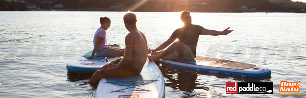 SUP relajante con amigos en una puesta de sol