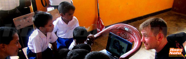 Yohann enseñando a un grupo de niños en la escuela